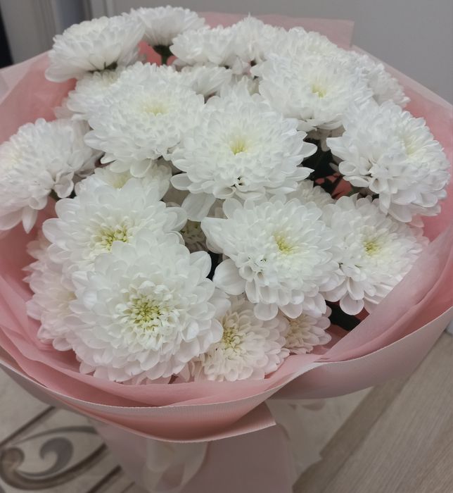 Шикарный букет из белых хризантем