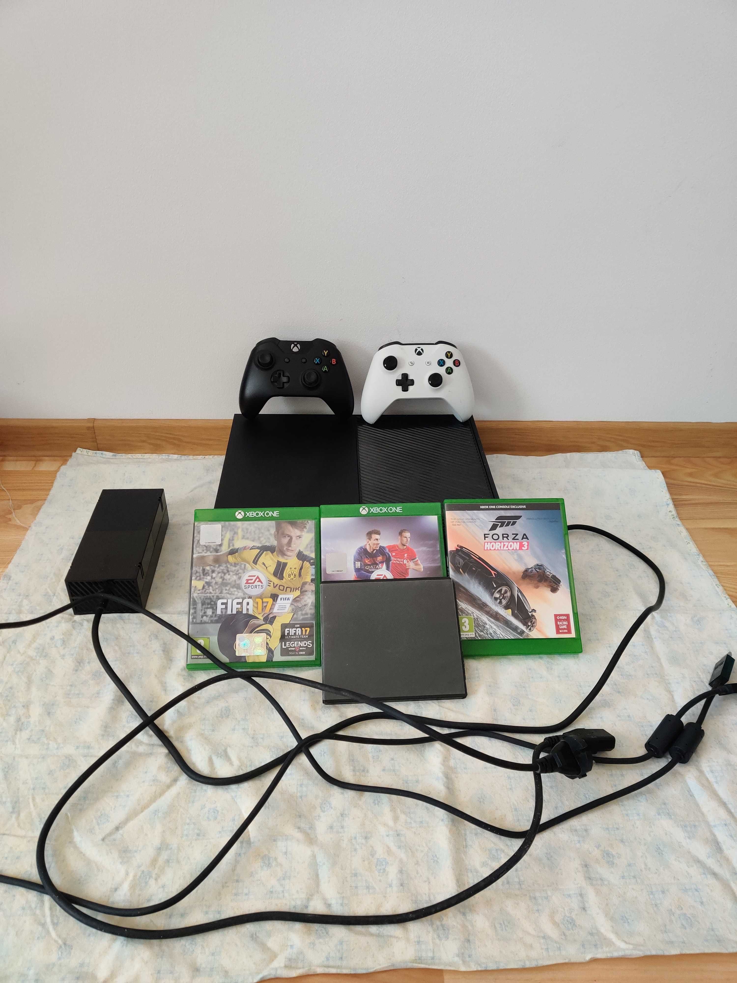 Xbox One 256GB trei jocuri