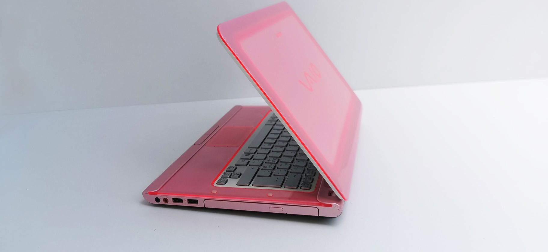 Pink Sony VAIO PCG Procesor i7 8 GB RAM 500 GB Stocare AMD Radeon