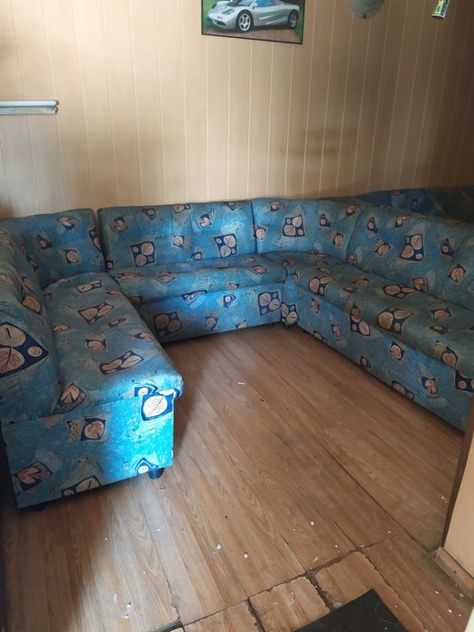 Продавам подсилени ъглови дивани за заведение