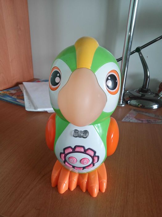 интерактивный попугай на батарейках.