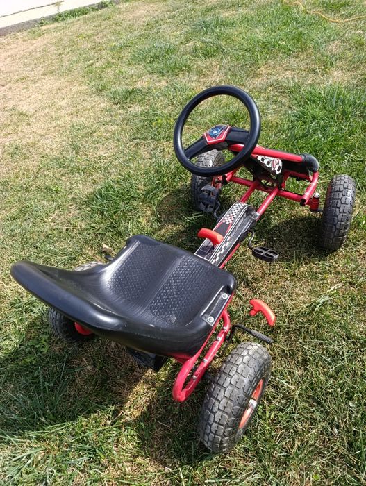 Vând cart cu pedale aproape nou.