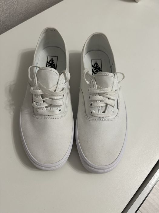 Teneși Vans noi.