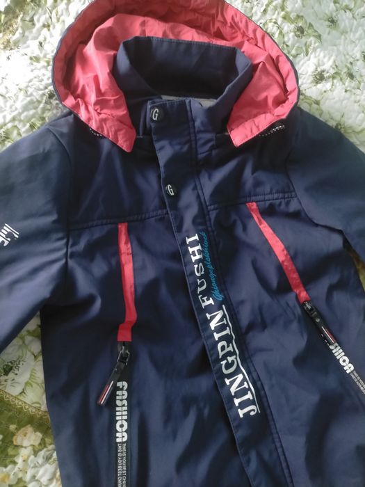 Продам демисезонную куртку для мальчика!