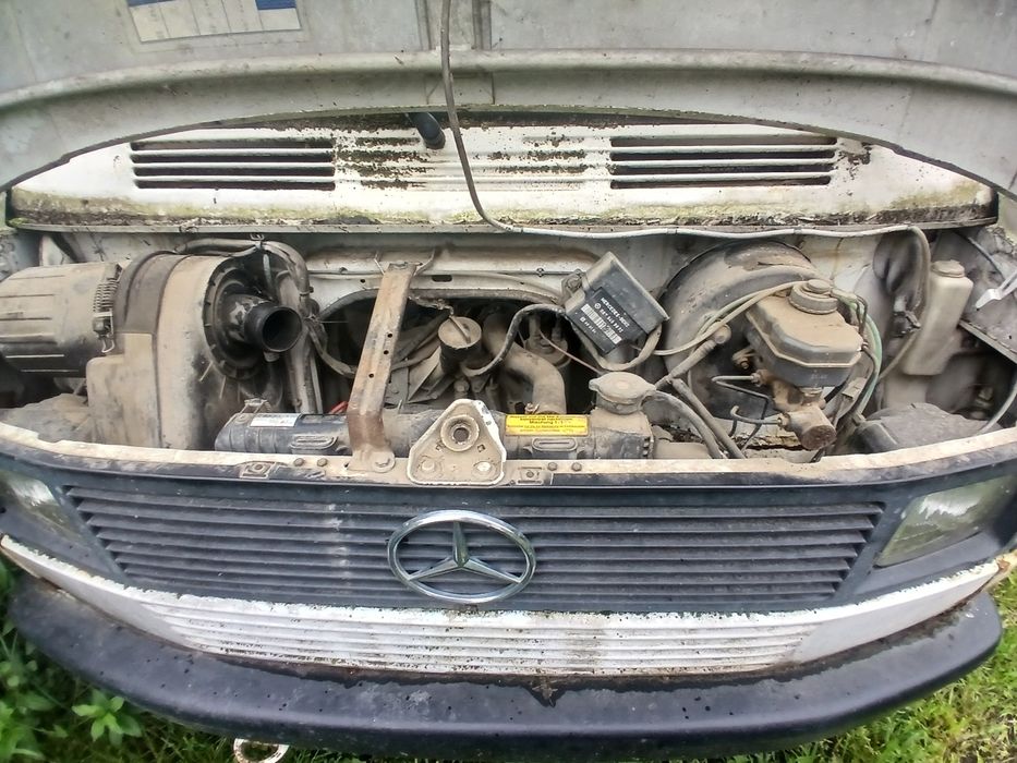 Vând piese de Mercedes.