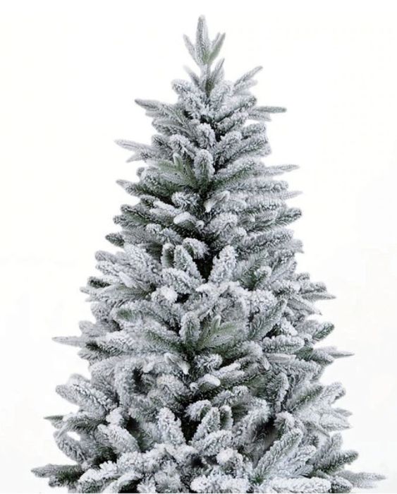 Коледна изкуствена елха.