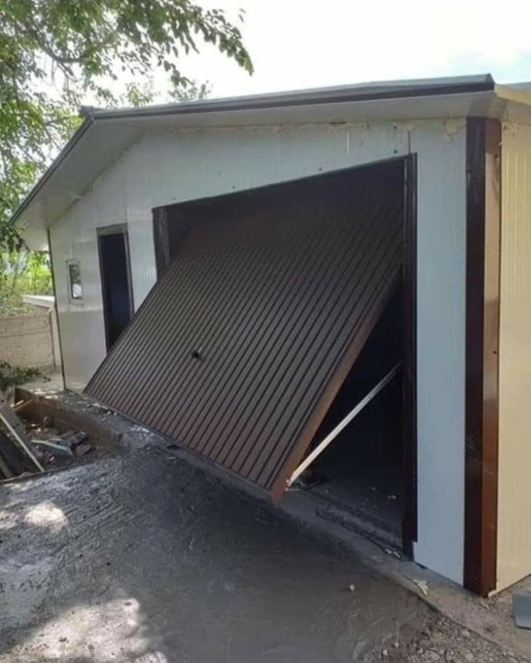 Garaje pe structura metalica si panouri sandwich