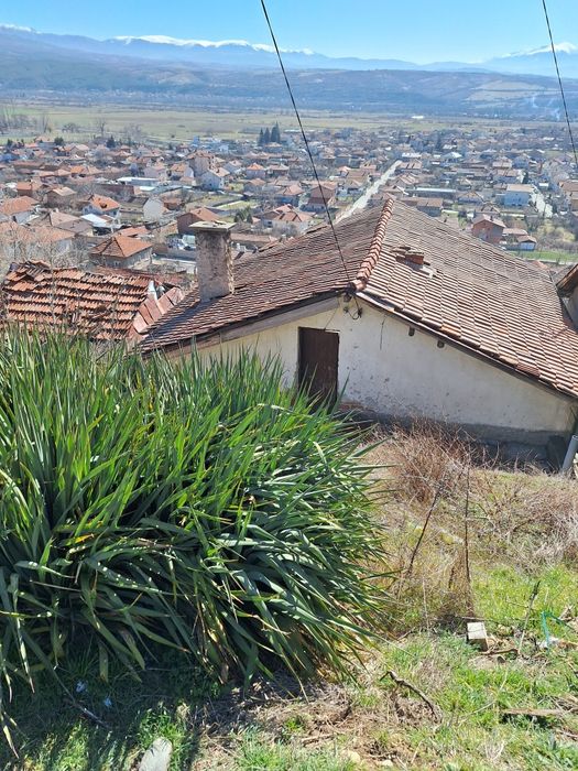 Продавам къща с парцел в гр. Кочериново