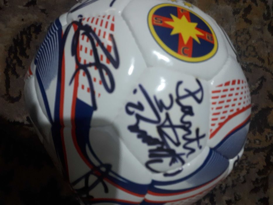 Campiona Fcsb - Minge cu autografe - Banii merg la un baiat bolnav.