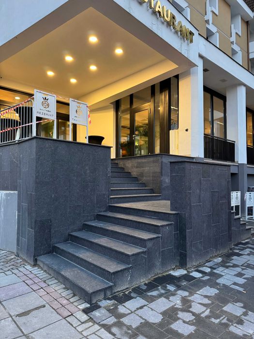 Granit gri antracit periat pentru scari exterioare