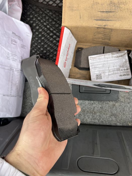 Чисто нови  предни накладки BREMBO за BMW E9x 330d