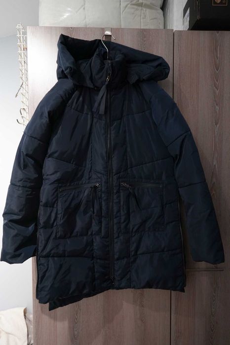 Оригинално модерно пухено яке на Armani Jeans. Размер S. Цвят син.