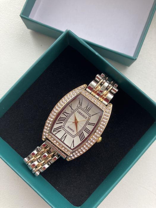 Новые кварцевые женские часы.