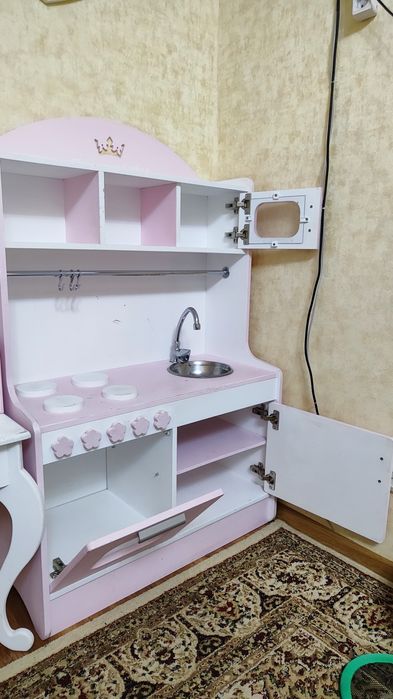 Продам б/у  детскую деревянную кухню и туалетный столик с зеркалом