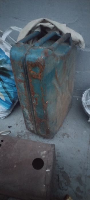 Продаётся канистра 20 литров