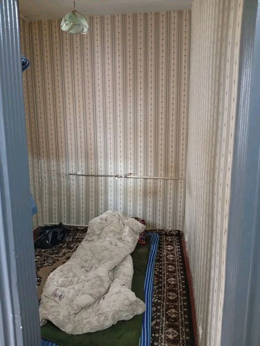 Продается квартира на янги хает,17 КВ 1 этаж 2 км не торцевая