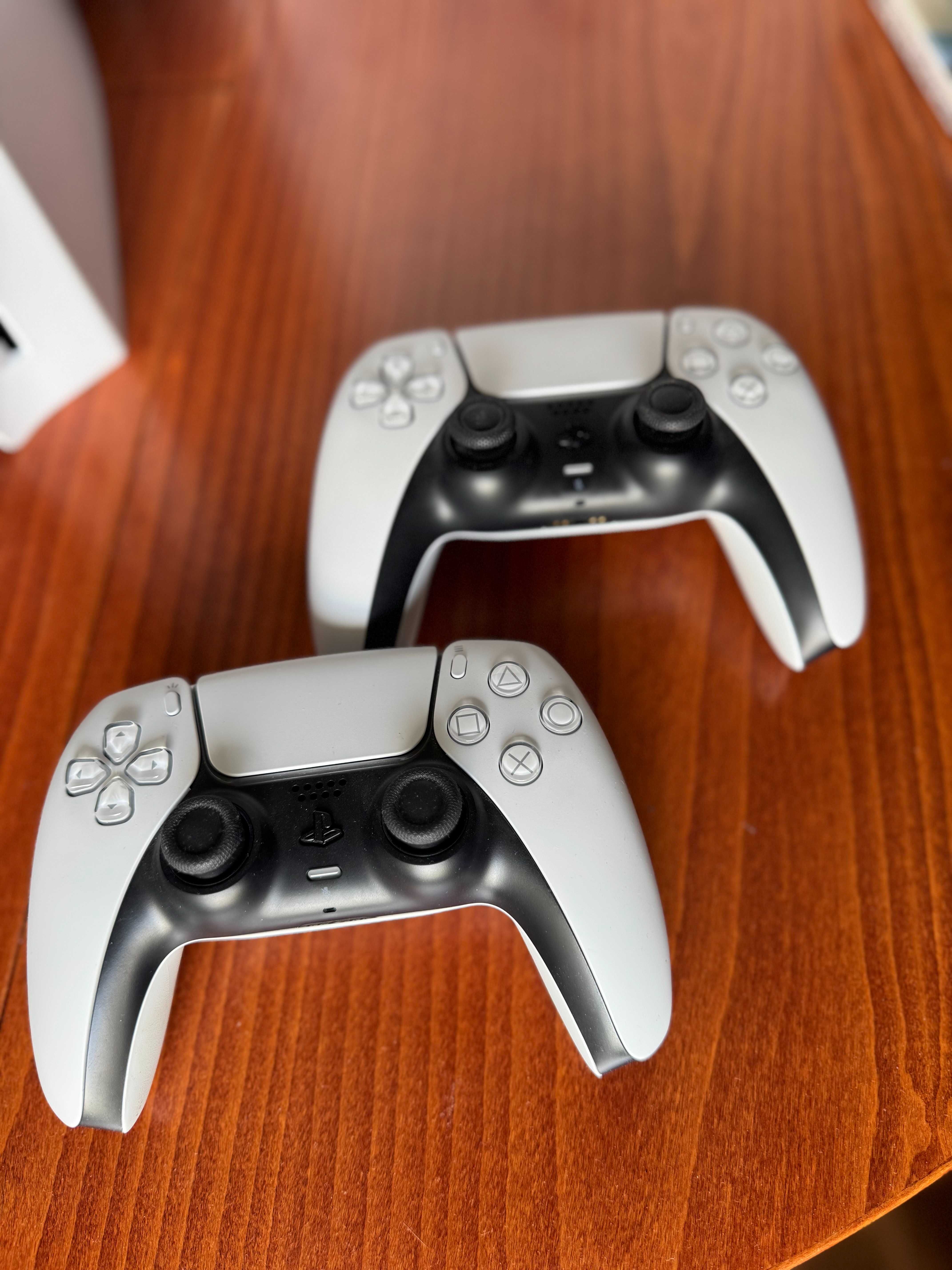 PS5 конзола, PlayStation 5 CD Slim, два контролера + 5 игри