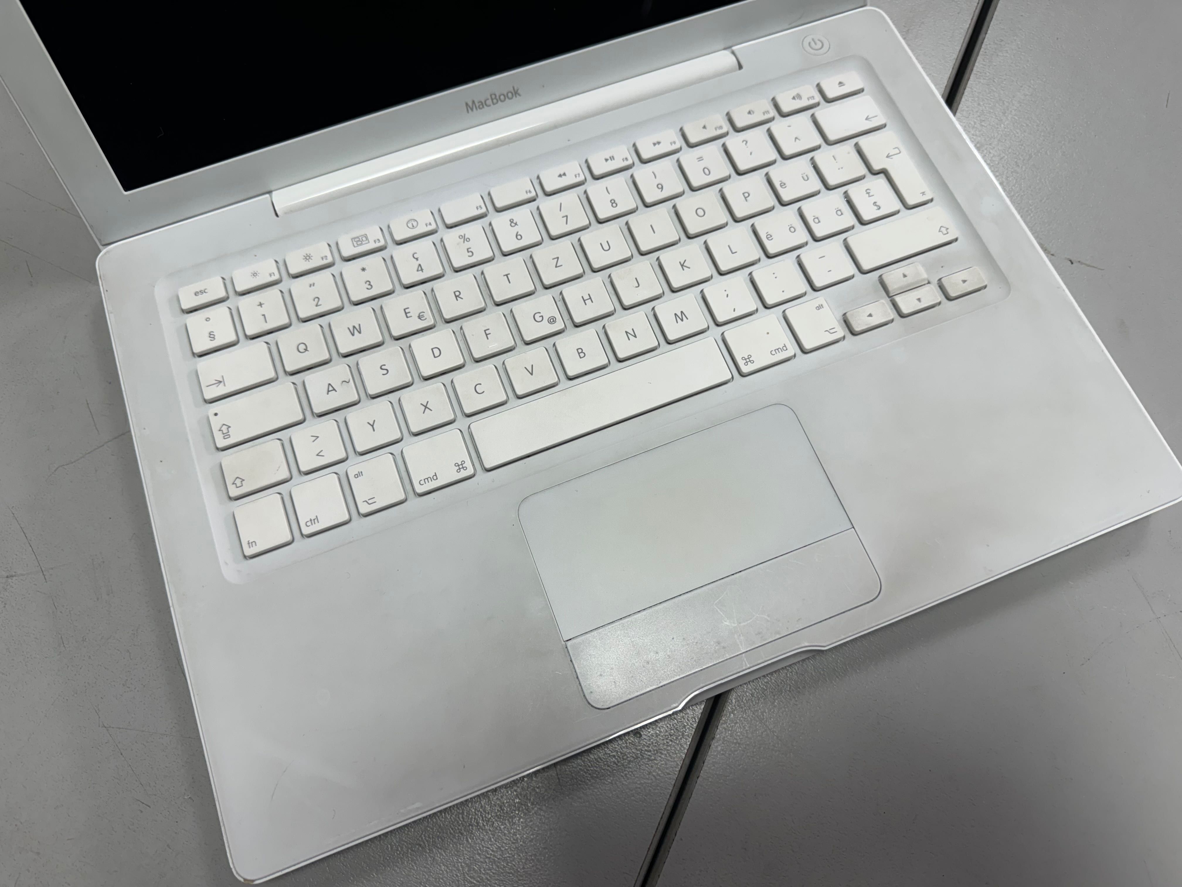 Apple MacBook A1181 13.3-inch, Core 2 Duo / 2GB RAM / 120GB