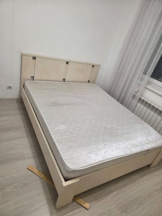 Двуспальная кровать
