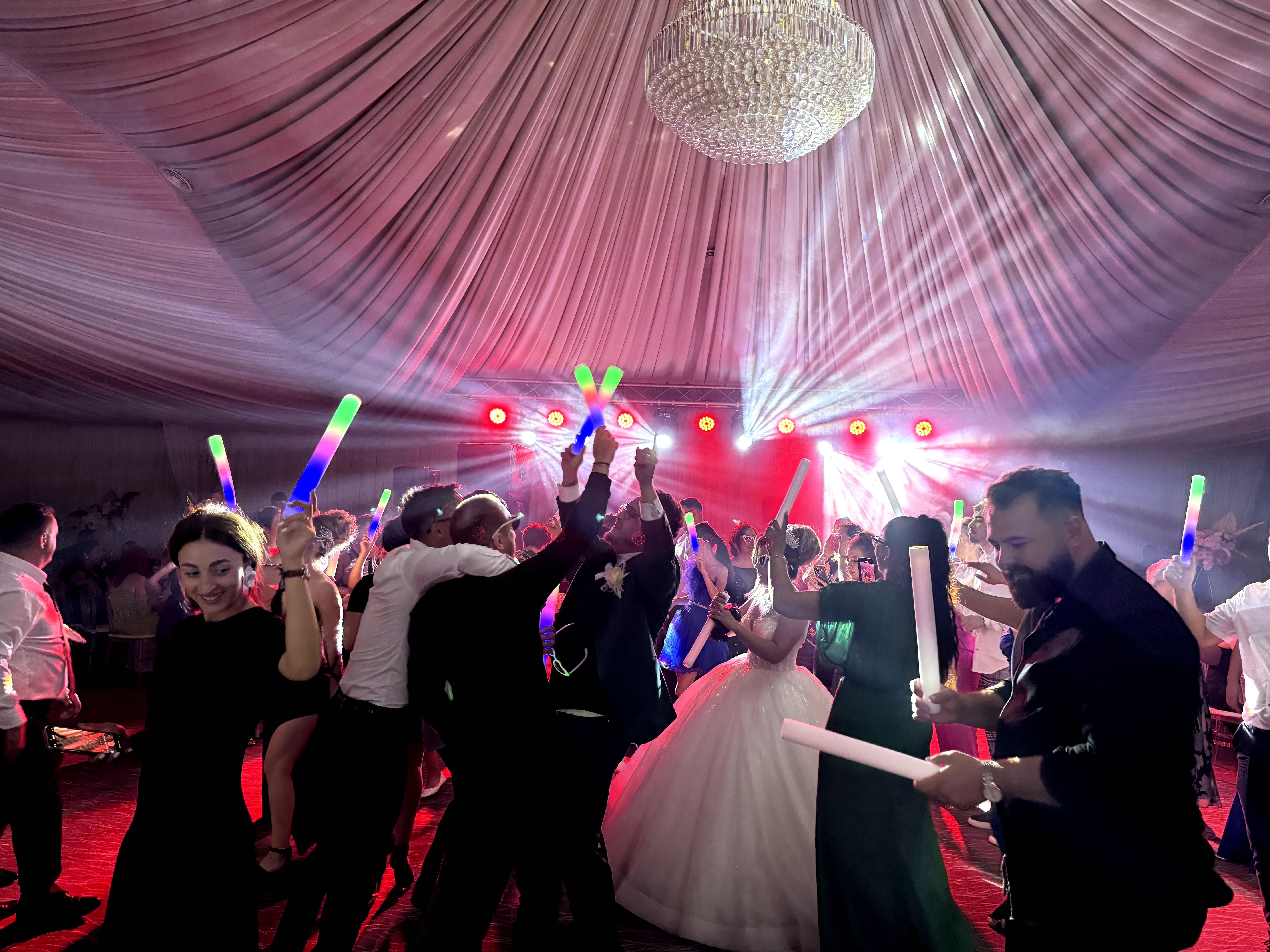 Dj-Mc,Scena,Ecran Led,Schela de Lumini,Sonorizare,PistoaleCO2 Band-uri