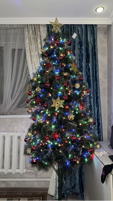 Ёлка 2,5 барлық ойыншықтарымен беремин