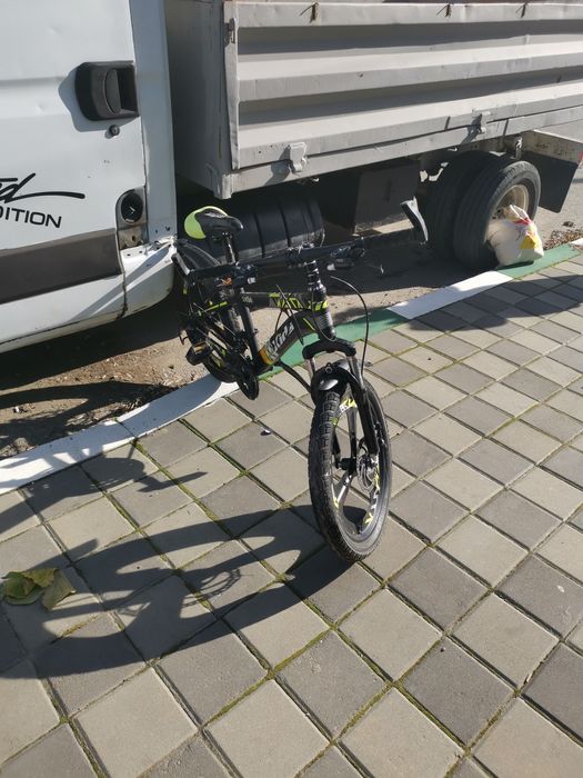 Vand bicicletă aproape noua