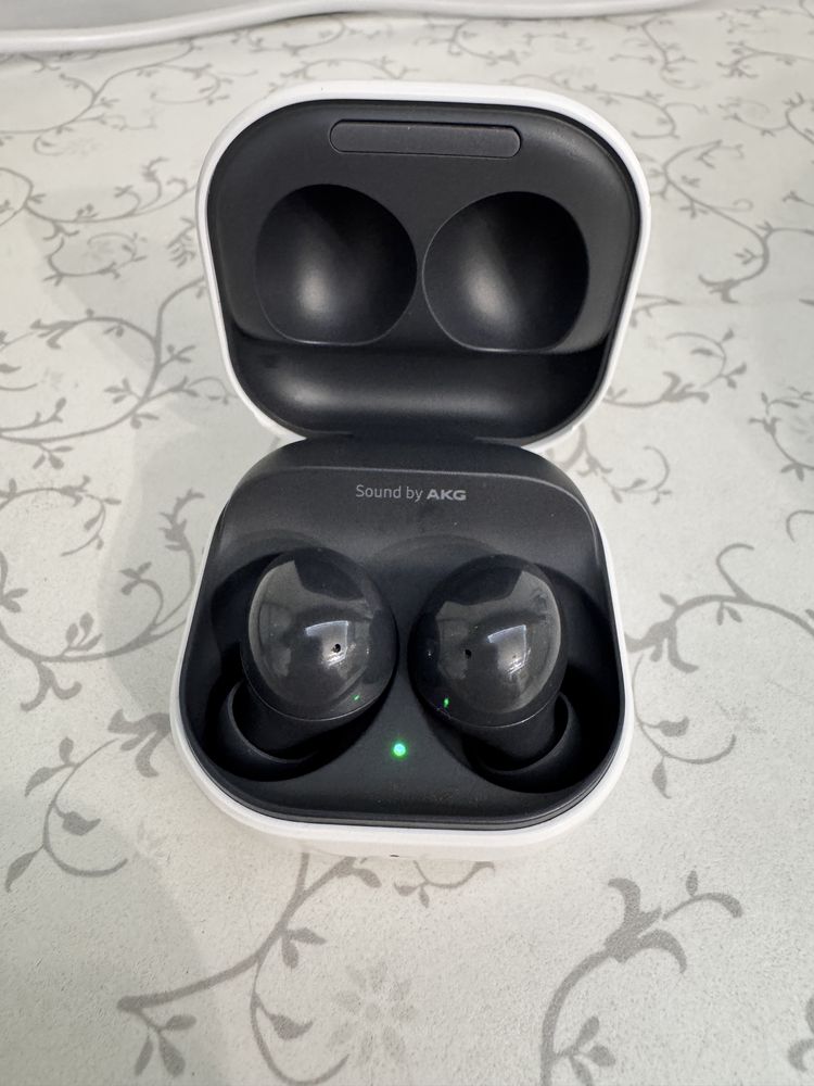 Продават се слушалки SAMSUNG BUDS