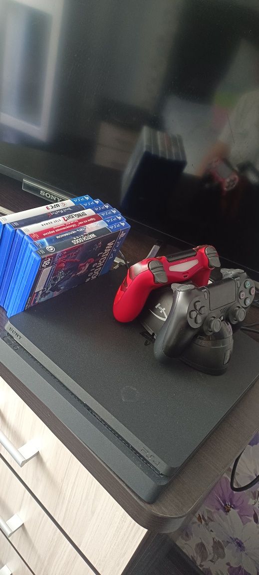 Продам PS4 в идеальном состоянии