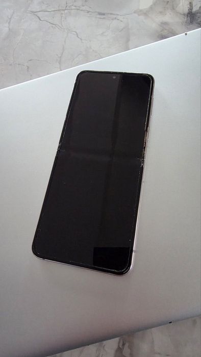 Samsung Galaxy Z flip5 + часовник Samsung