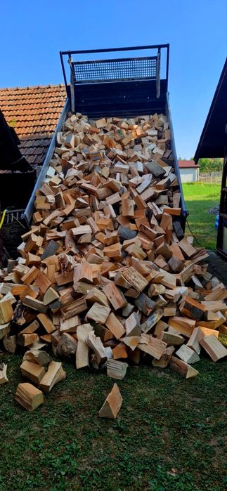 Lemne de foc tăiate și crăpate