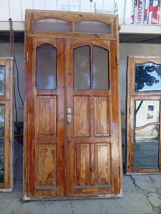 Yog‘och eshik va 4ta treza sotiladi