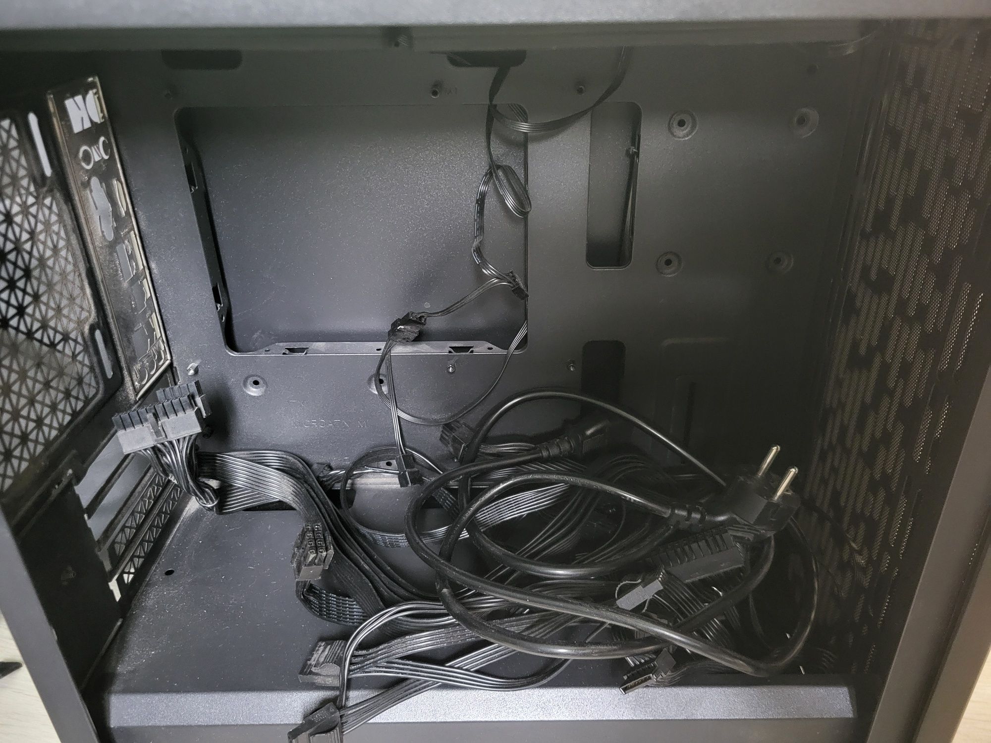 Продаю корпус (кейс), блок питания (msi 650 w) и башню для процессора