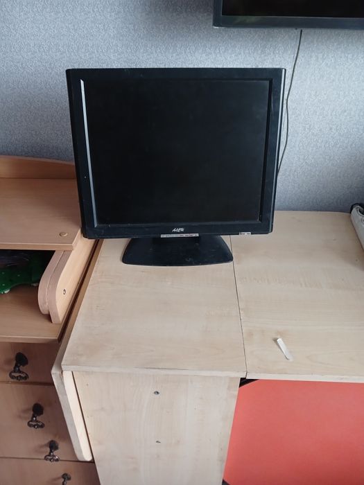 Номально работает монитор квадрат 17 дбймов Алси без проводов