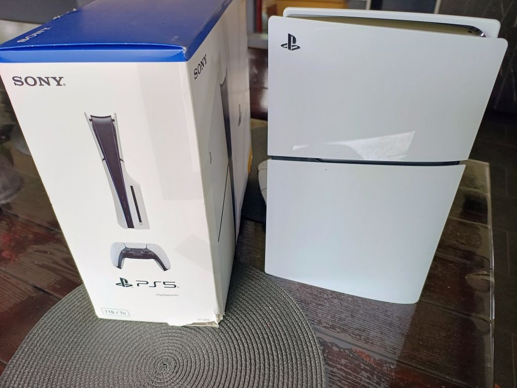 Vând PS5 Slim Disk Edition +2 Maneta +3 jocuri