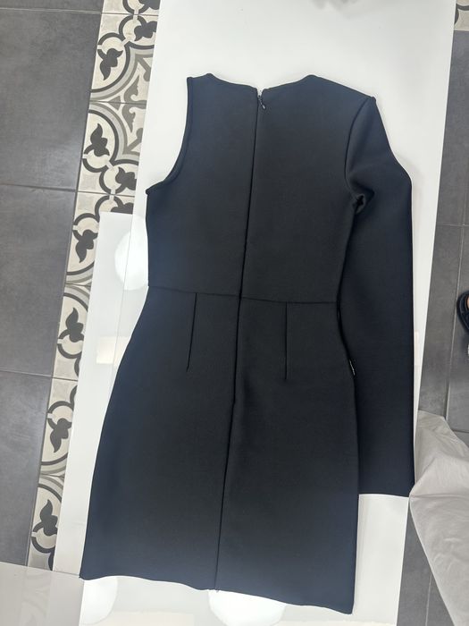 Черна рокля с камъни