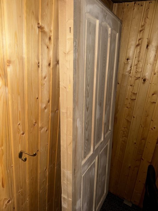 Продам деревянную дверь с рамкой