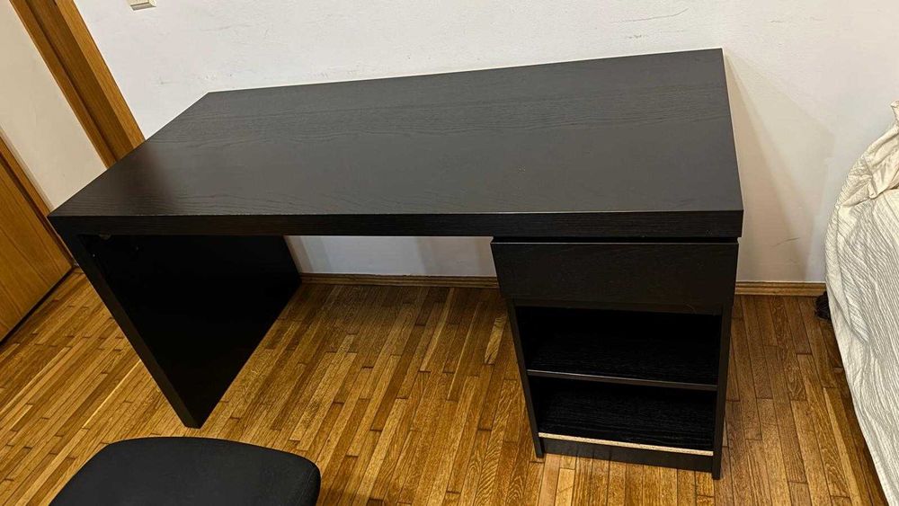 Birou modern negru (140x65 cm)Spațiu de lucru generos Stare Impecabilă