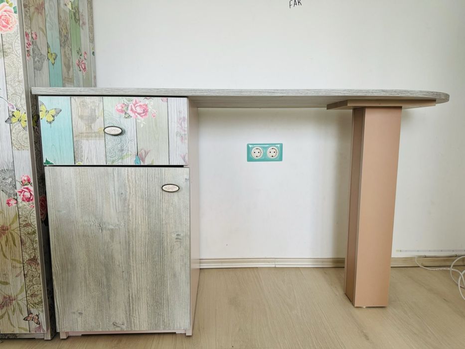 Гардероб, бюро и нощно шкафче