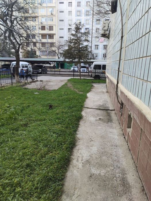 Kvartira sotiladi 1 etaj 58 kv metr 40 let