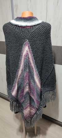 Poncho tricotat in forma de romburi