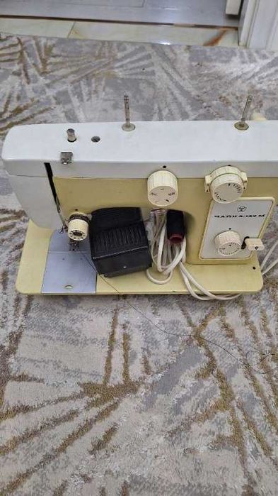 Продаю свою швейную машинку ЧАЙКА-142 М.С электроприводом и столом.