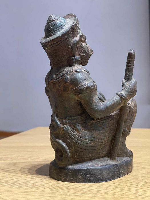 Стара бронзова статуя на Хануман