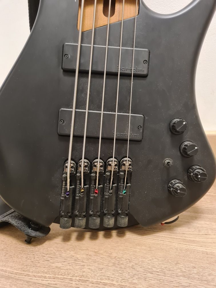 Bass activ, 5 corzi, Ibanez, headless