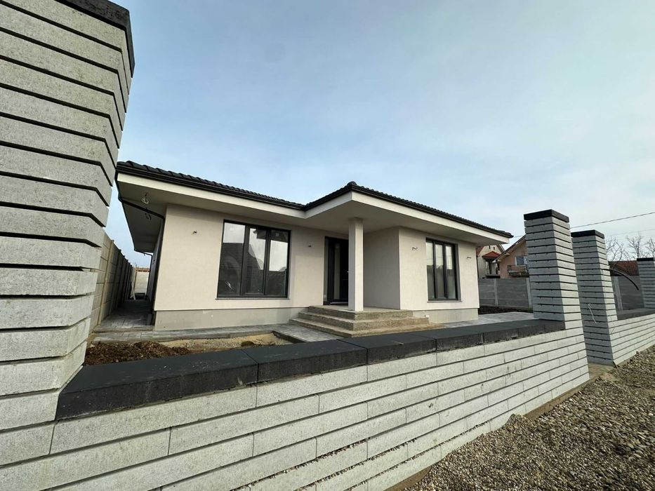 Casa, garaje auto, containere pe structura metalica si panou sandwich