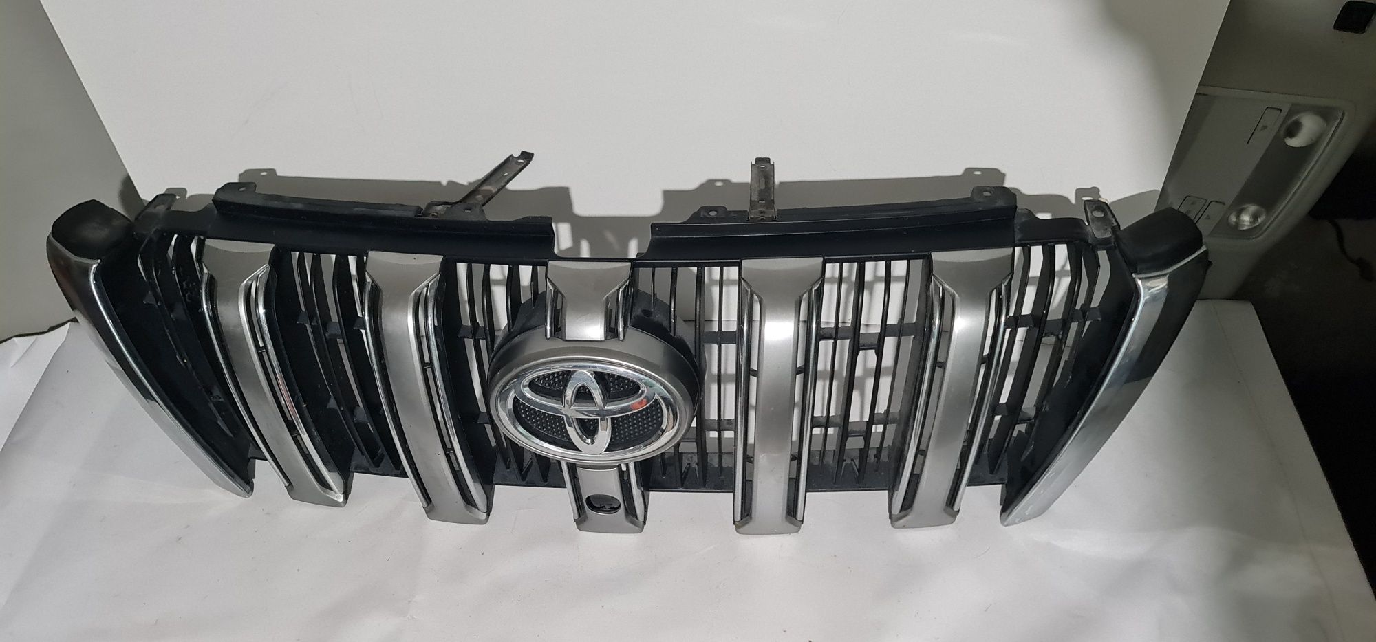 Grila centrala / radiator Toyota Land Cruiser J150 cod : 53111-60A70