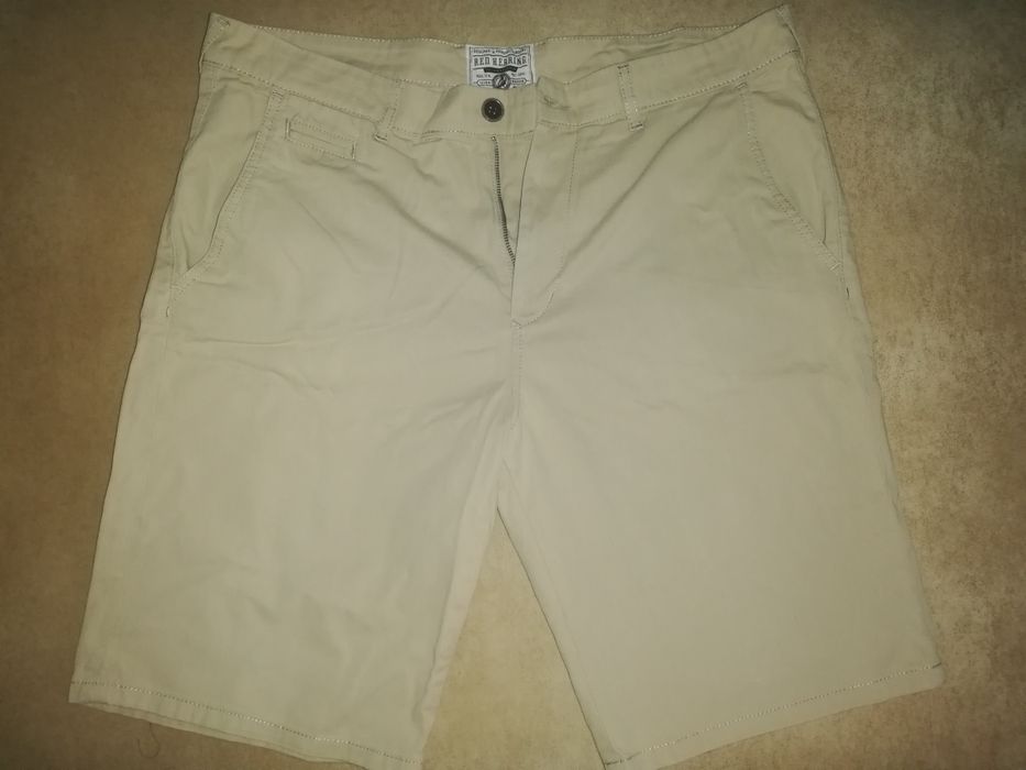 Pantaloni scurți bermude