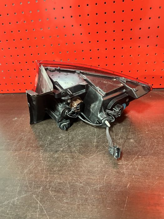 Stop stanga pe aripa bec si led Renault Megane 4 hatchback cu DEFECT