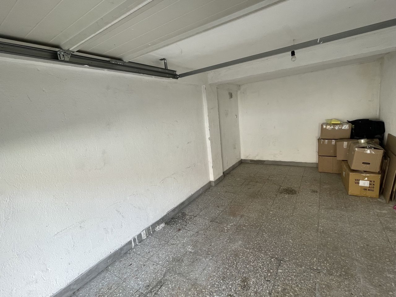 Дава се под наем Гараж / Паркомясто в София, Бъкстон - 20 кв.м за 163.2 € - Снимка #2