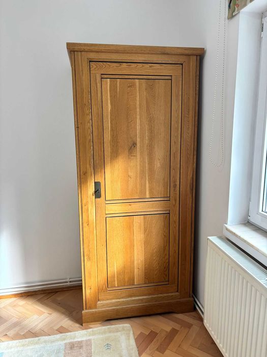 Dulap din stejar masiv – design clasic, natural și elegant