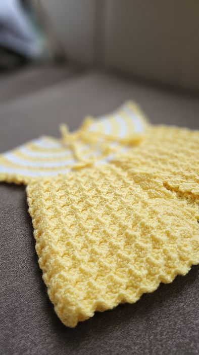 Ръчно плетено бебешко елече